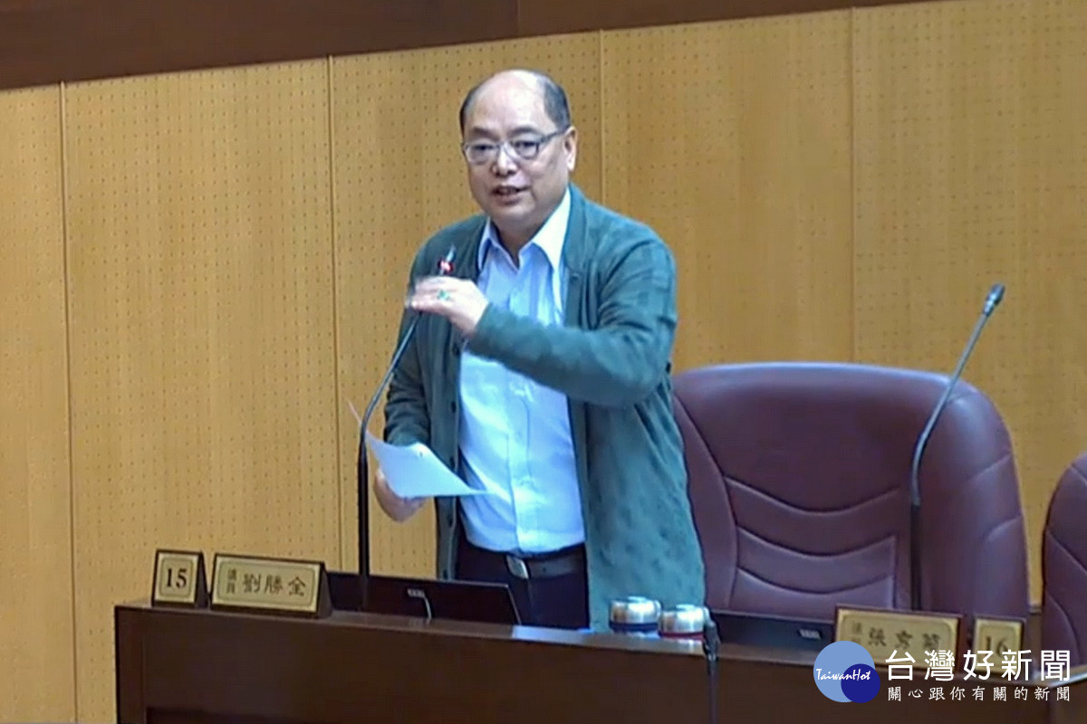 針對教育議題，桃園市議員劉勝全於議事堂上提出質詢。