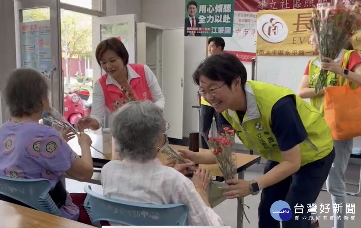 民進黨中六區立委參選人江肇國依照既定行程拜會高齡長者並送上康乃馨預祝母親節快樂。中六區立委參選人江肇國提供