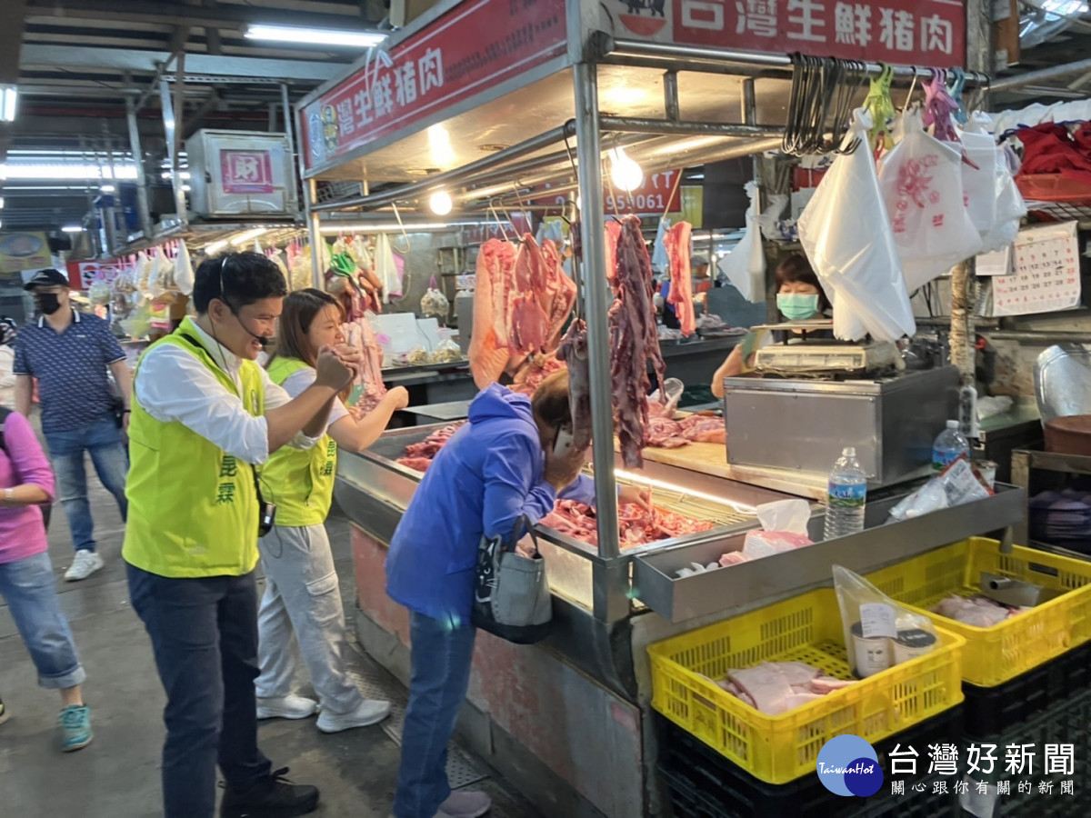 何昆霖今天照既定行程到菜市場爭取攤商支持，對同區國民黨市議員公開力挺初選表示感謝。中六區立委參選人何昆霖提供