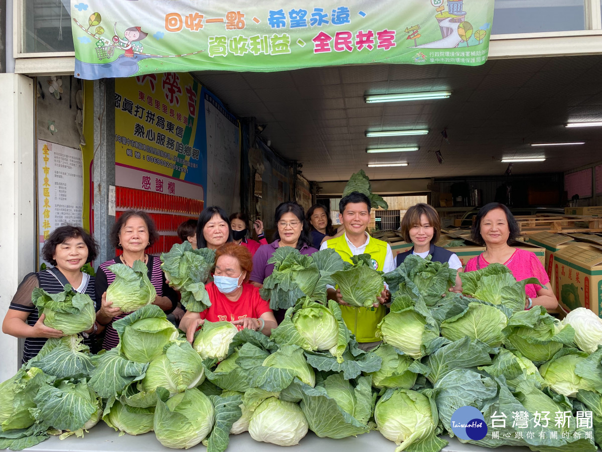 國民黨東南區市議員公開力挺民進黨初選民調唯一支持何昆霖，何昆霖大方回應「一定不負眾望！」中六區立委參選人何昆霖提供