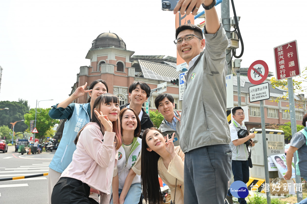 中六區立委參選人黃守達今天在昔日太陽花學運戰友雞排妹等人同下到建國市場掃街拜票。中六區立委參選人黃守達提供