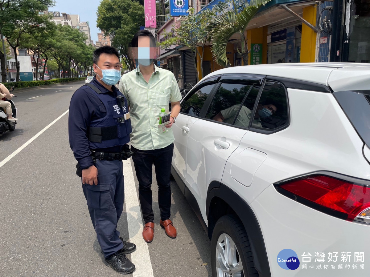 警員體貼關懷，協助熄火車輛購油後順利啟動。