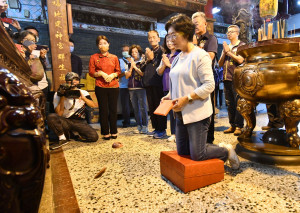 「2023王功漁火節」福海宮擲筊請示媽祖，擇定7/15、7/16舉行。圖／彰化縣政府提供