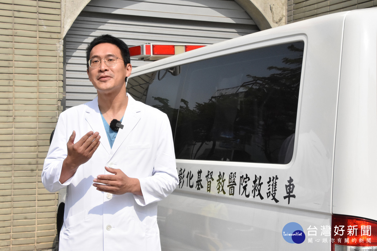林晏任醫師表示，急診救護站替患者爭取三十分鐘車程，更提供即時處置。圖／彰基醫院提供