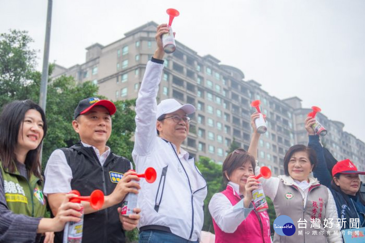 張市長鳴笛，代表健行活動正式開始。<br />
<br />
