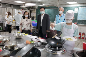 縣府陸參議王處長與童校長巡視賽場。（縣府提供）