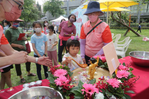 泰式浴佛祈福，大家體驗不同文化。（新媳婦關懷協會提供）