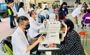 ▲每場次活動皆提供300個免費配鏡或致贈老花眼鏡給原區住民。（圖／記者 許高祥 翻攝）