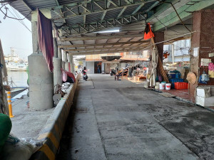 ▲旗后魚市場前棚架柱龜裂嚴重，高市府將優先進行改善。（圖／記者 許高祥 翻攝）