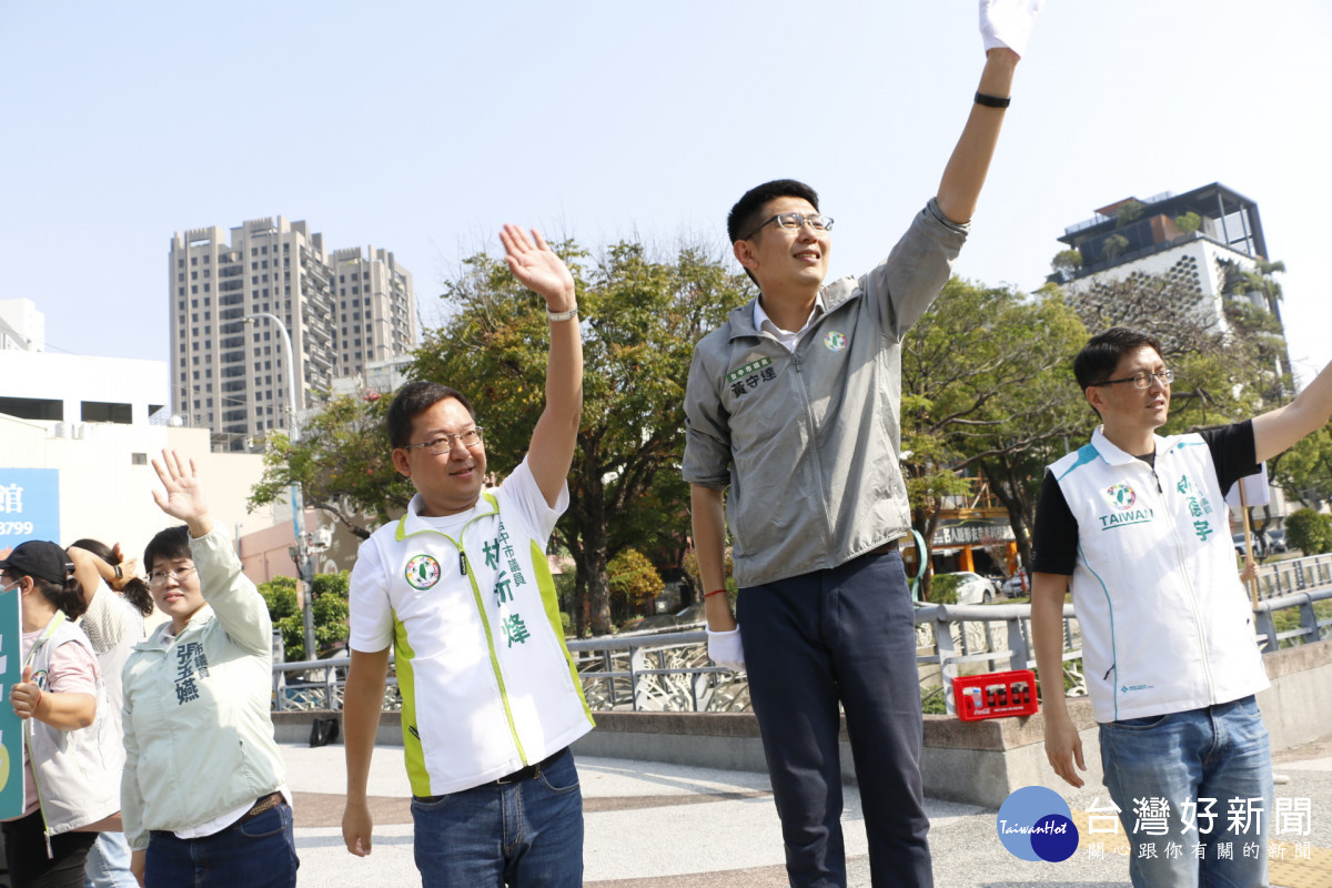 也獲得立院副院長蔡其昌推薦的黃守達，今在市議員林祈烽、林德宇與張玉嬿陪同下，站街頭跟鄉親催票。中六區立委參選人黃守達