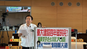 台中市議會民進黨團總召何文海今天在市議會提醒高票連任的市長盧秀燕承諾四年完成重大建設，「顧好台灣大道，不要只想著凱達格蘭大道！」市議員何文海提供
