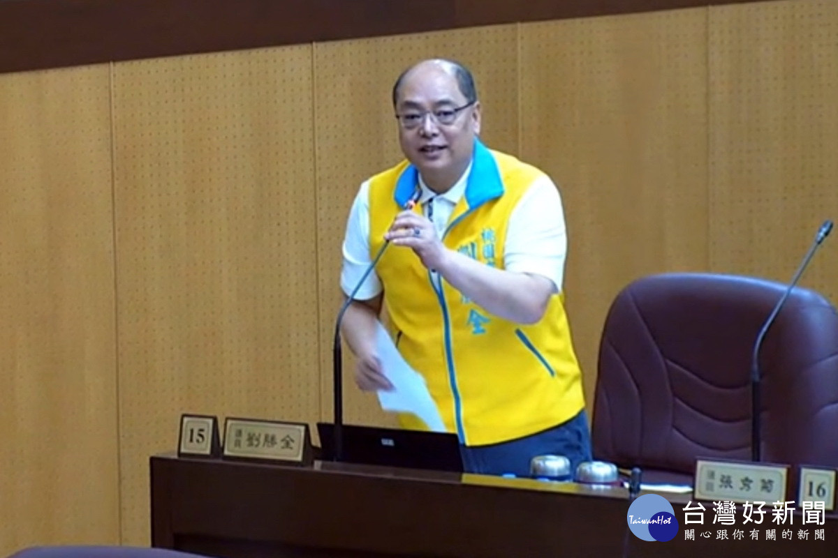 針對身心障礙機構權責問題，桃園市議員劉勝全於議事堂上提出質詢。