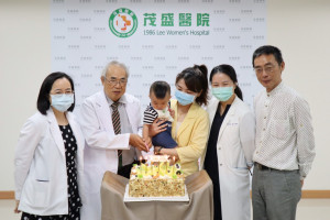 27歲有血友病家族遺傳基因的章小姐，透過茂盛醫院人工生殖技術，成功產下健康寶寶，開心切蛋糕為滿周歲的寶貝慶生。茂盛醫院提供
