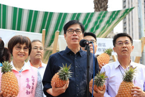 ▲陳其邁表示，現在正是吃鳳梨的好時節。（圖／記者 許高祥 翻攝）