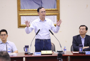 中國國民黨黨主席朱立倫（中）（圖／資料照片，圖源：翻攝自國民黨官網）