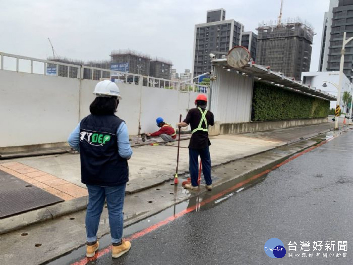 號召百處工地齊響應，桃市環保局推動專區認養提昇市容。<br />
