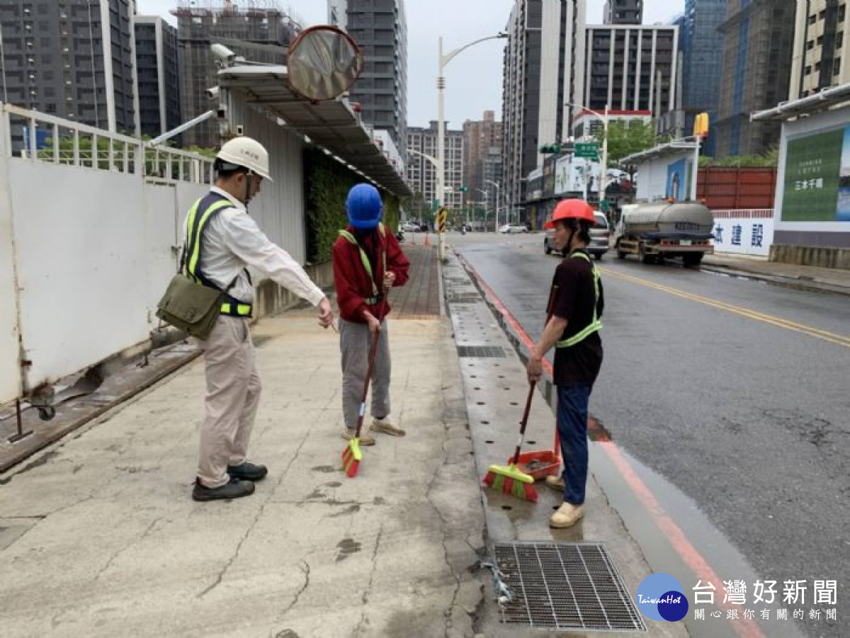 號召百處工地齊響應，桃市環保局推動專區認養提昇市容。<br />
