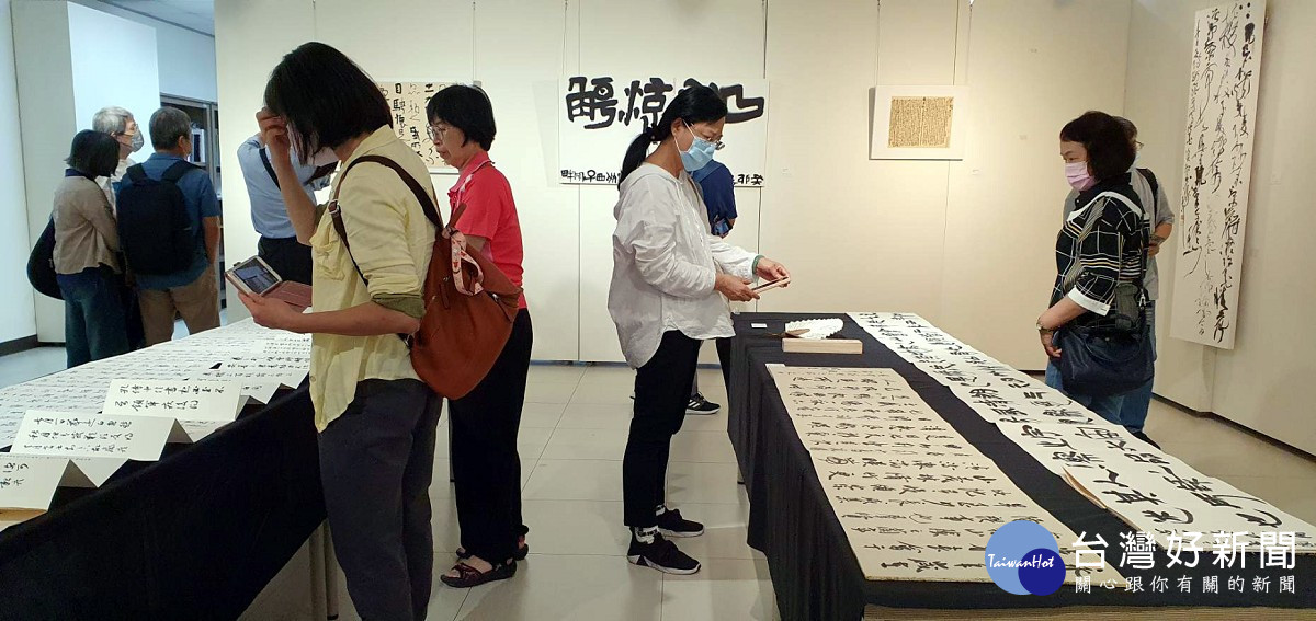 華梵大學舉辦「蘭亭詠」兩岸名家書法展，參觀人潮絡繹不絕