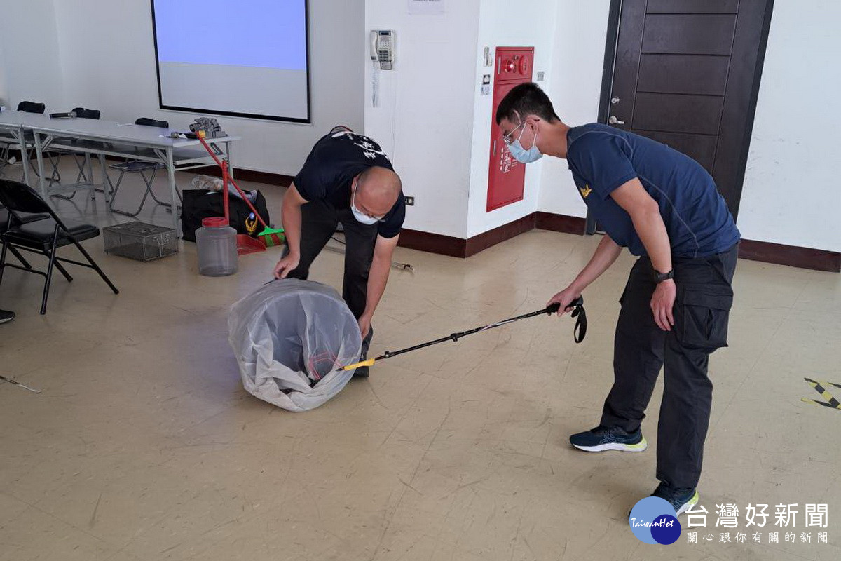 桃園市政府舉辦捕蜂捉蛇工作教育訓練，教官說明如何捕蛇。