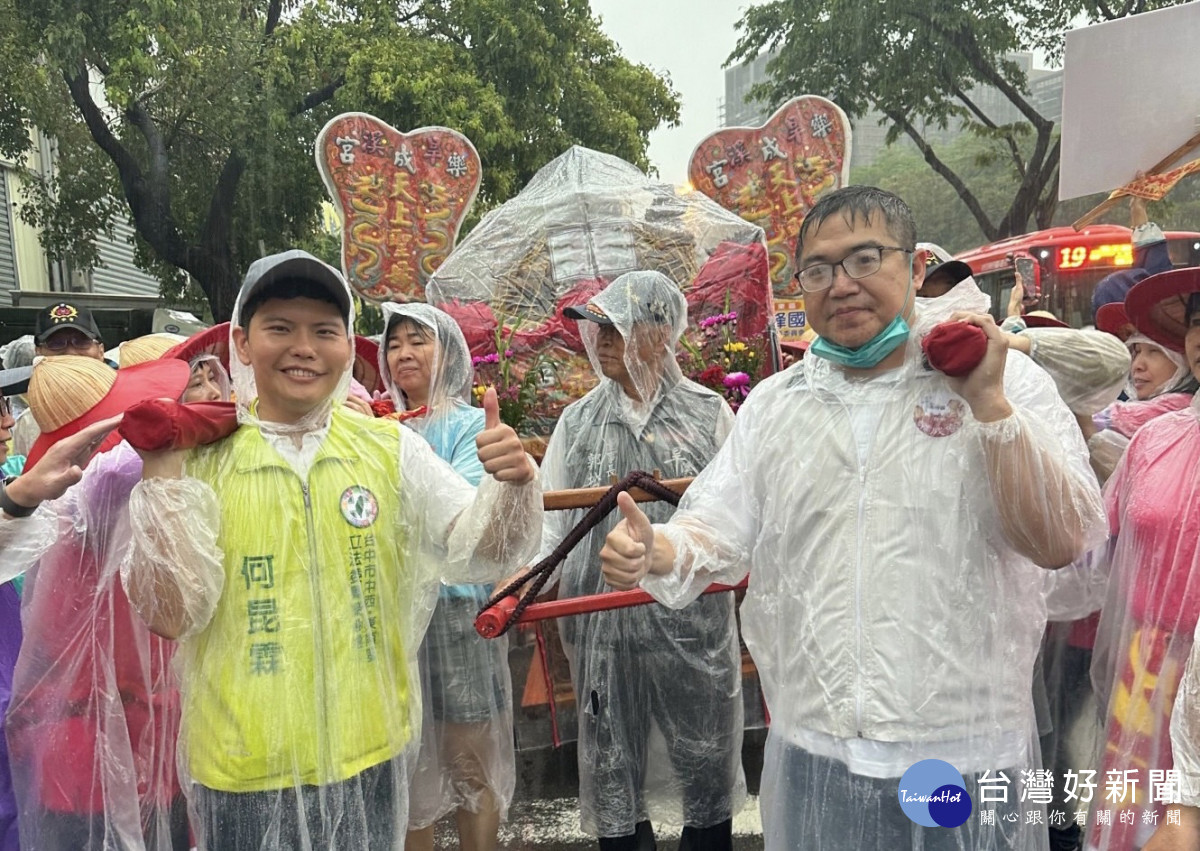 何昆霖扛下旱溪媽祖鑾轎，祈求媽祖保佑他可以通過初選，爭取學習媽祖濟世救人精神服務鄉親機會。中六區立委候選人何昆霖提供