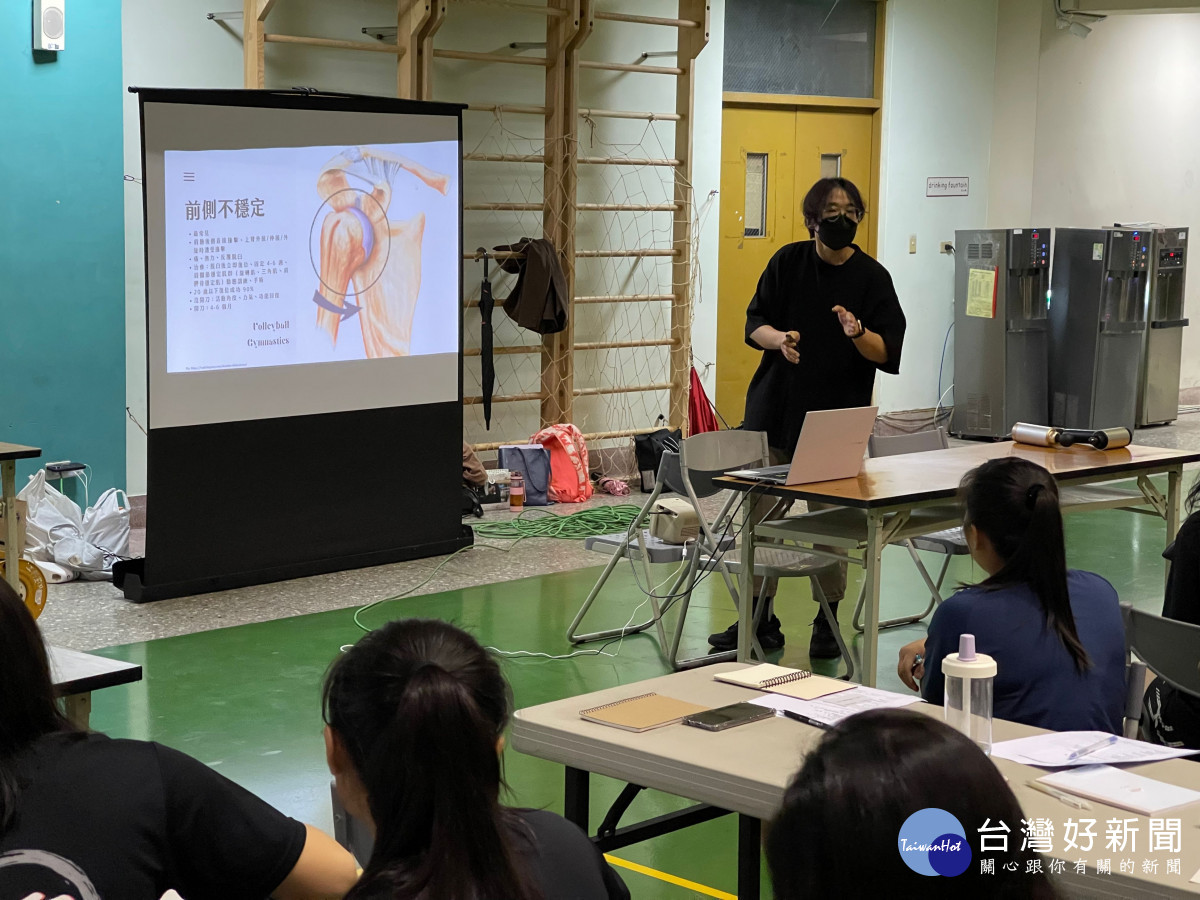 台中慈濟醫院中醫師與復健科醫師團隊前往東山高中進行義診及預防運動傷害衛教宣導。