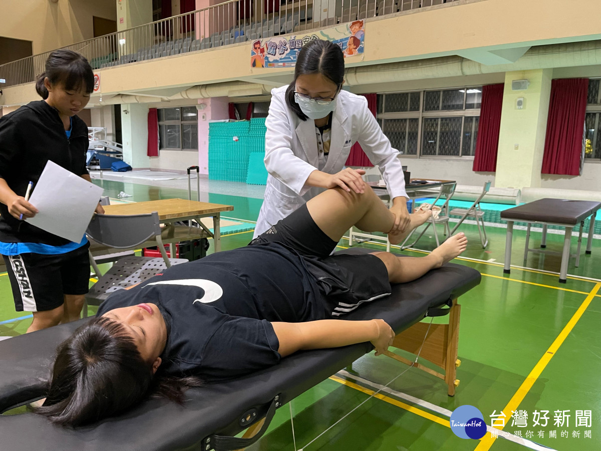 台中慈濟醫院中醫師與復健科醫師團隊前往東山高中進行義診及預防運動傷害衛教宣導。