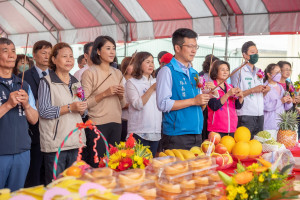 南投市圖在張市長任內順利發包興建，今由許縣長等上香祈祝順利。（縣府提供）