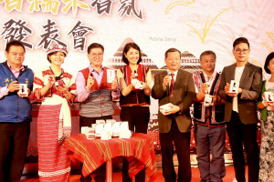 林議員江鄉長許縣長王副縣長為仁愛香糯米香氛揭幕推薦。（記者扶小萍攝）