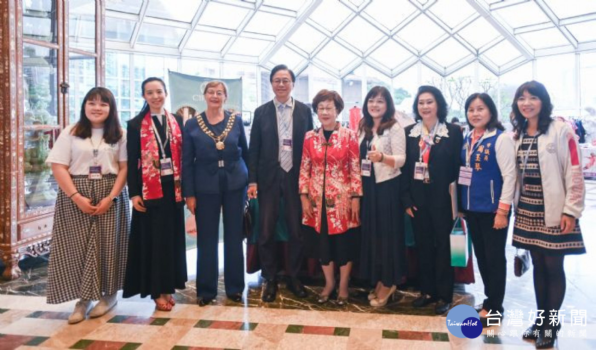 張市長、台灣國際職業婦女協會創會理事長呂秀蓮與貴賓合影。