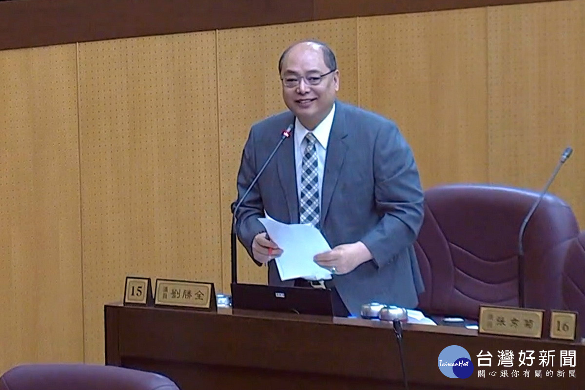 針對員警加班及繁重職務加給，桃園市議員劉勝全於議事堂上提出質詢。