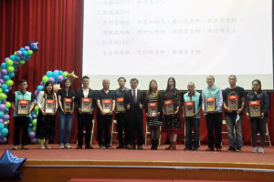 南投高中表揚資深教職員工感謝他們的奉獻。（記者扶小萍攝）