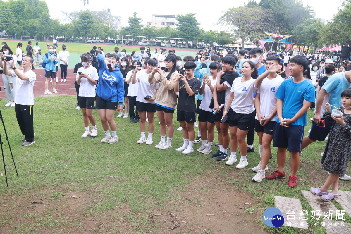 歌唱決賽同學熱烈為班上選手加油。（記者扶小萍攝）