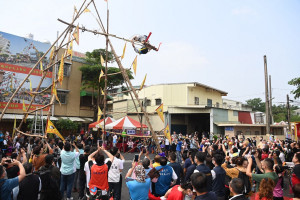 112年嘉義市鞦韆節今天在嘉義市光路里武當山玄天上帝廟廟埕登場／陳致愷翻攝