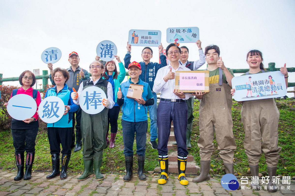 桃園市長張善政於「112年度桃園市清溝總動員暨啟動儀式」中與大家合影。