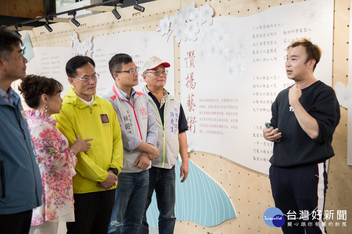 策展團隊及王鳳珠老師於現場向長官貴賓進行客家詩詞導覽介紹。