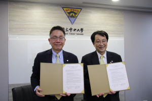 中央大學周景揚校長(左)與日本筑波大學校長永田恭介(右)簽署學術交流合作與交換學生協議書。