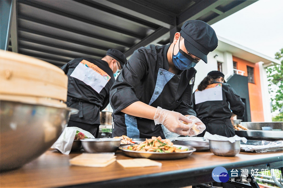 參賽選手全神貫注，烹飪拿手菜餚。(2022客家美食料理比賽示意圖)<br /><br />
