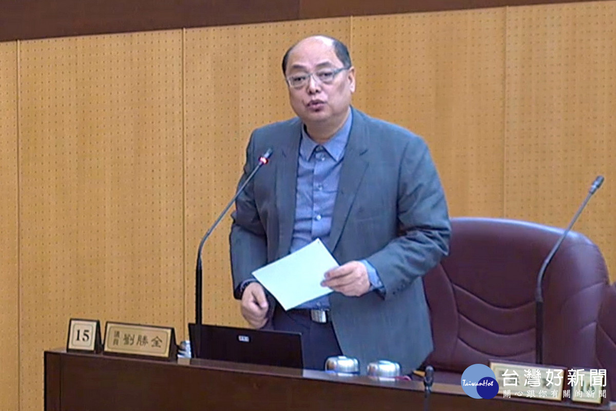 針對預算保留數問題，桃園市議員劉勝全於議事堂上提出質詢。