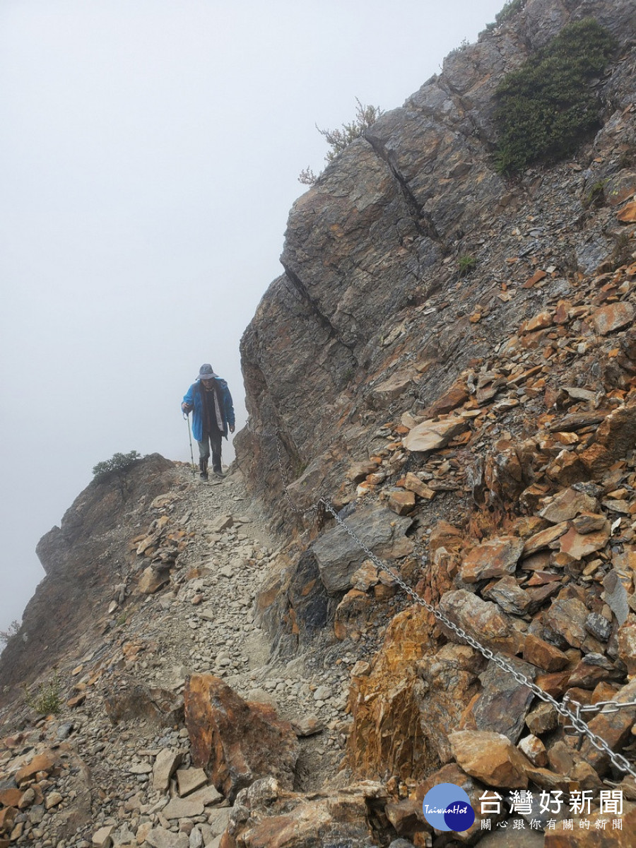 山區天候難測，倏忽雲霧繚繞，無須慌張作好登山準備，就可平安下山(玉管處提供)