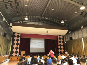 在魚池鄉公所舉辦「透明晶質獎參獎輔導座談會」，鄉長劉啟帆致意。