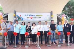 嘉義市私立興華高級中學今天舉行新舊任董事交接典禮，並舉辦「興華中學光電風雨球場」落成啟用剪綵，邀請嘉義市長黃敏惠、新任董事長王崇旭(右六)到場見證／陳致愷翻攝