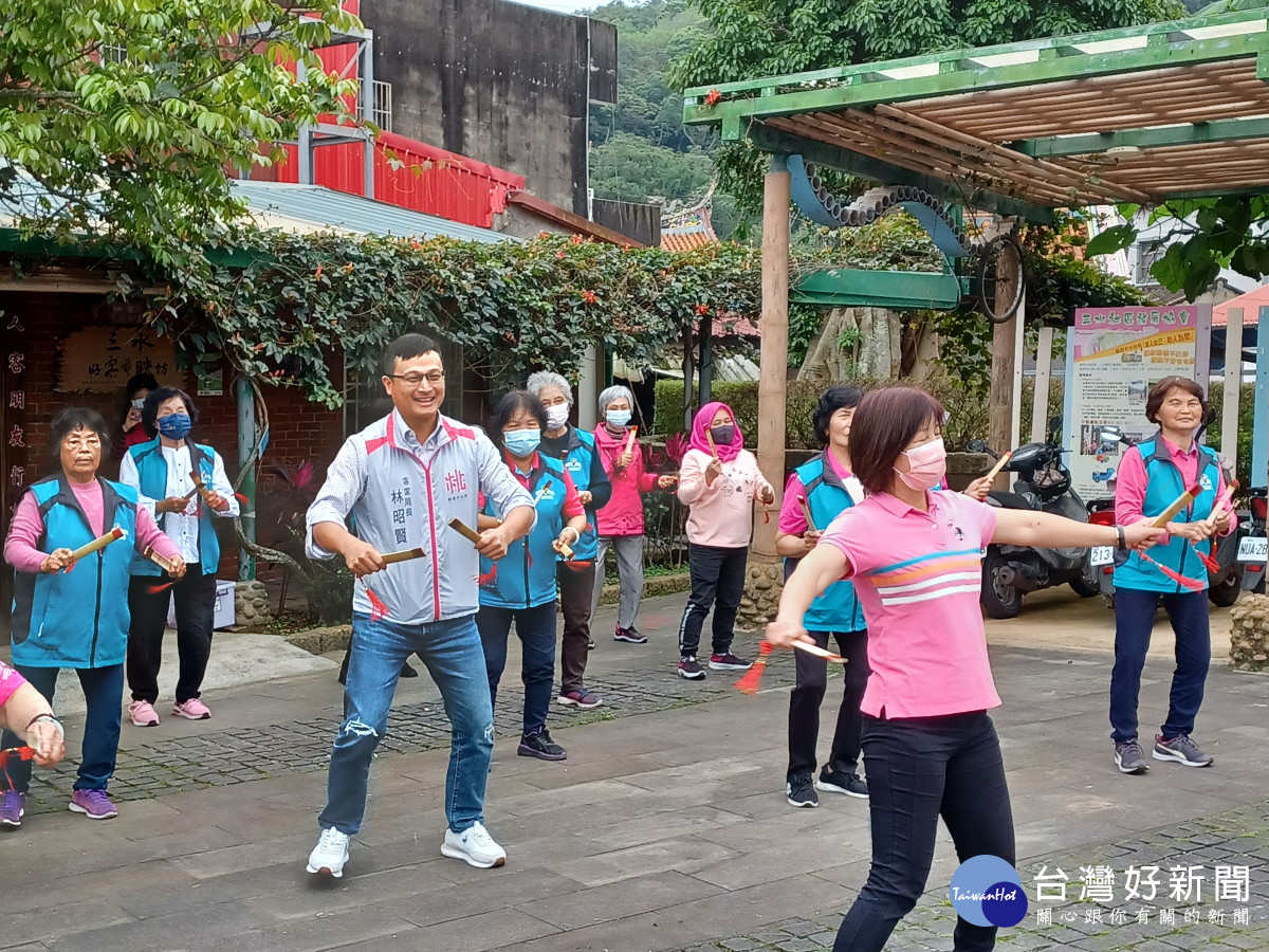 客家局林昭賢局長與社區長者一同體驗竹板舞。