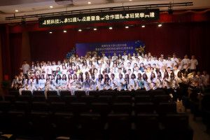 百餘新生參加春季班產學國際專班開學典禮。（記者扶小萍攝）