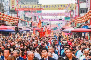鎮瀾宮大甲媽昨日抵達嘉義新港鄉奉天宮，今日上午舉行重頭戲「媽祖祝壽大典」，數萬名信徒擠爆奉天宮周邊，共同進行祝禱儀式／陳致愷翻攝