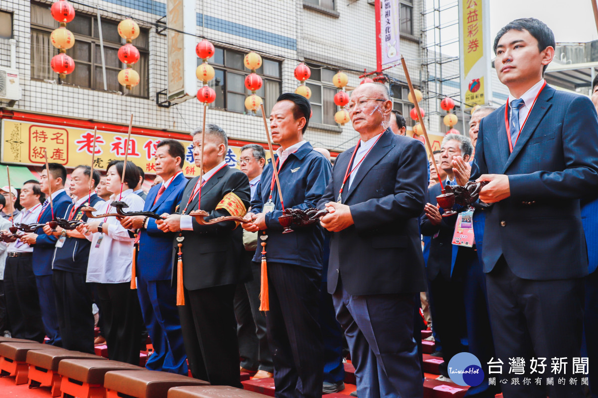 「媽祖祝壽大典」，由嘉義縣長翁章梁、大甲鎮瀾宮董事長顏清標、奉天宮董事長何達煌擔任主祭／陳致愷翻攝