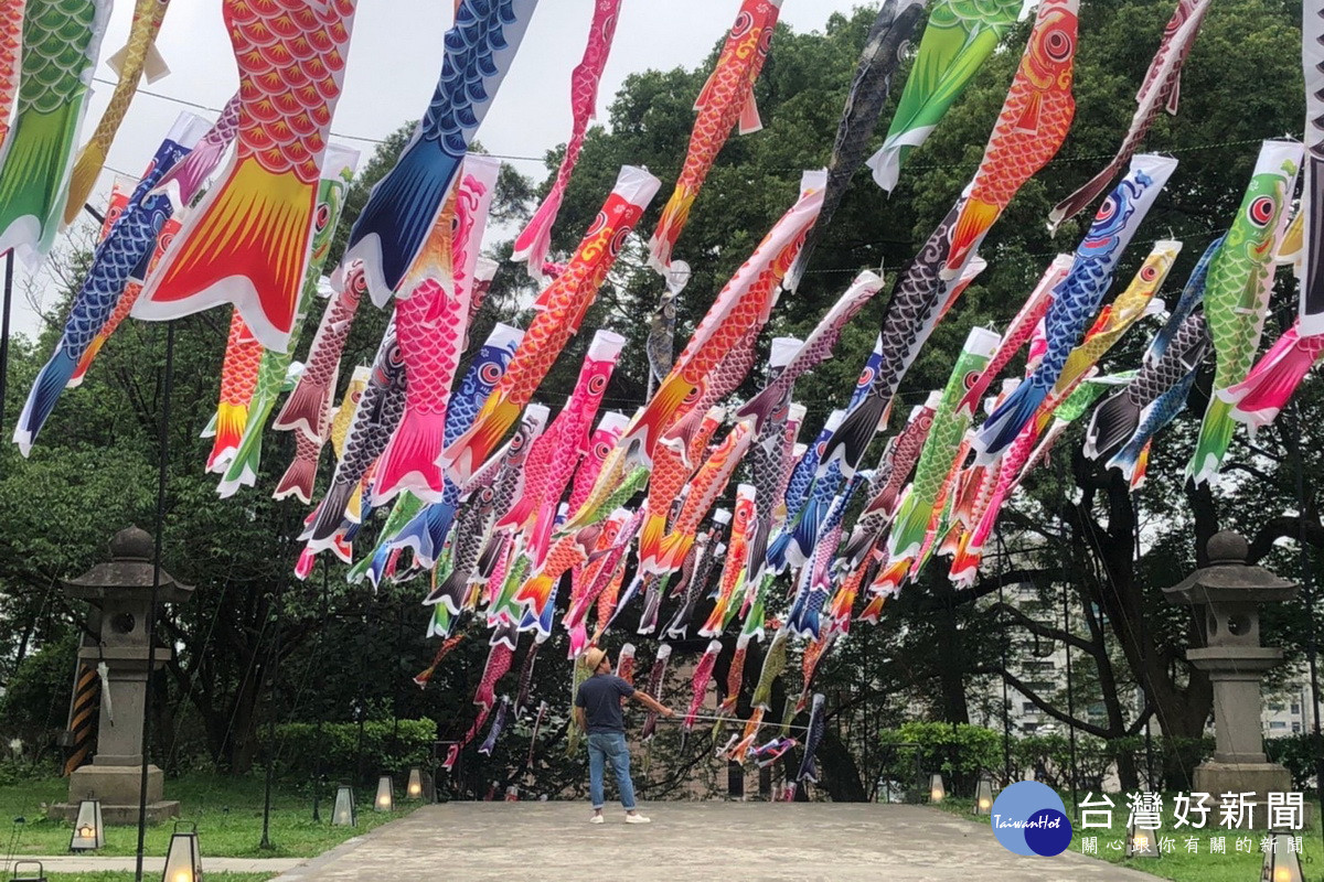 一年一度的「鯉魚流光祭」於桃園忠烈祠暨神社文化園區登場。