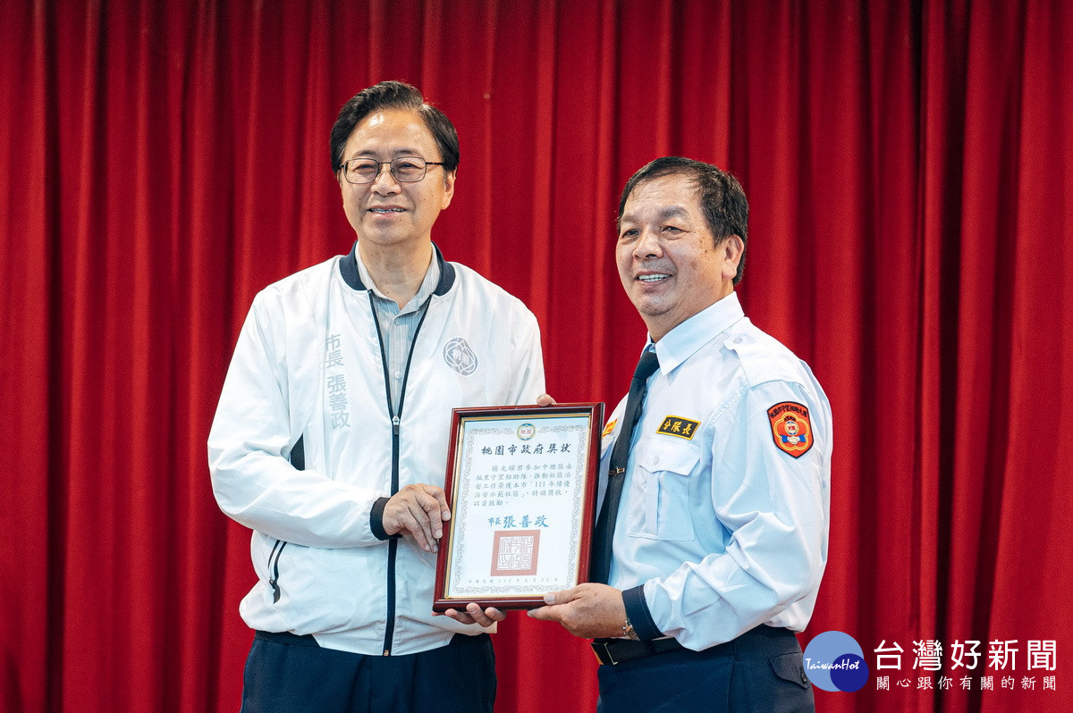 中壢區永福里榮獲「績優治安示範社區」，桃園市長張善政頒獎感謝守望相助隊員。