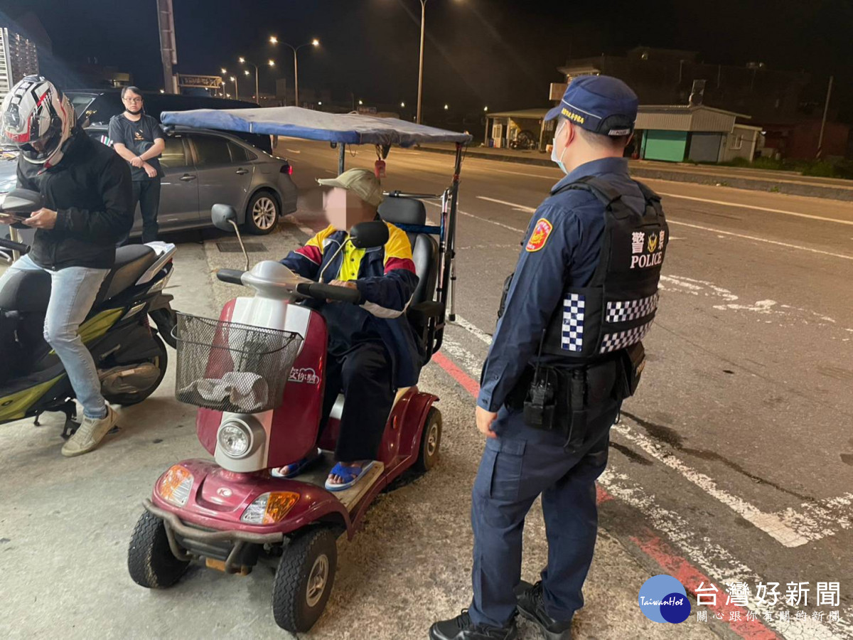 老翁騎代步車迷途7小時，巡警關懷協助返家團圓。<br />
<br />
