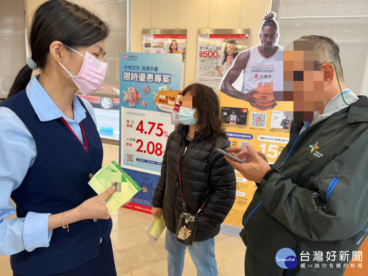 徐姓男子欲匯款新臺幣10萬元來投資飆股，行員察覺異狀通報警方到場勸說，順利攔阻詐騙。<br />
<br />
