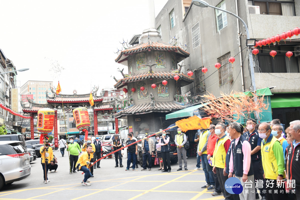 南瑤宮癸卯年笨港進香祭典結束後在廟埕由執事人員舞頭旗。圖／彰化市公所提供